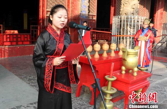 12日下午140名18歲學子在孔子故里曲阜孔廟前行“加冠”、“加笄”傳統成人禮,宣誓成人。圖為,參加成人禮儀式的學生代表發言。 畢麗君 攝