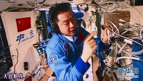 10月30日,新華社太空特約記者、航天員陳冬在天宮二號科普失重心血管研究實驗。這是陳冬介紹激光多普勒探頭。據介紹,這是目前我國首次在太空上使用激光多普勒探頭。 新華社發(fā) 中國航天員中心提供 圖片來源:新華網