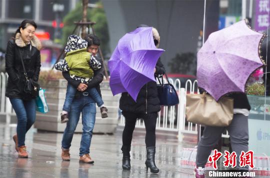 冷空氣強(qiáng)勢(shì)入侵湖北多地氣溫“大跳水”