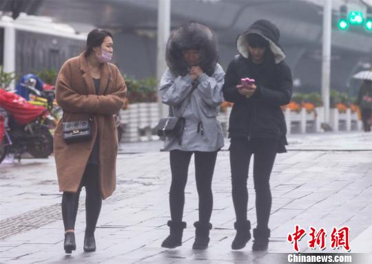 市民裹緊衣領(lǐng)出行 張暢 攝