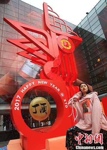 巨型雞年新春藝術(shù)裝置亮相上海