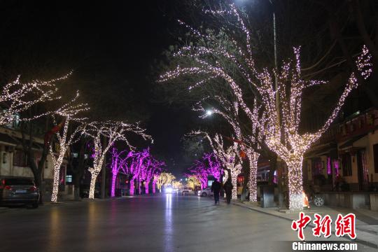 環(huán)京小城固安縣的主要街道被布置得煥然一新。 肖光明 攝