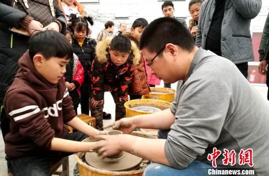 圖為小朋友參與陶藝制作。 劉鵬 攝