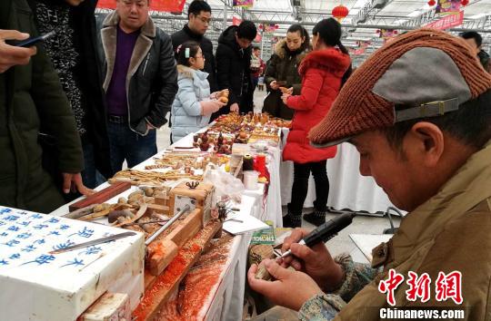 圖為很多市民參觀桃木手工制作現(xiàn)場?!Ⅸi 攝