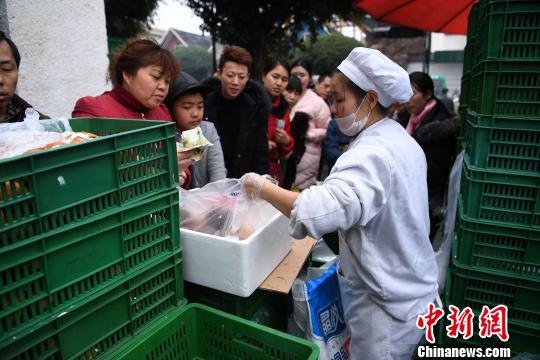 圖為工作人員正在賣饅頭。　陳超　攝