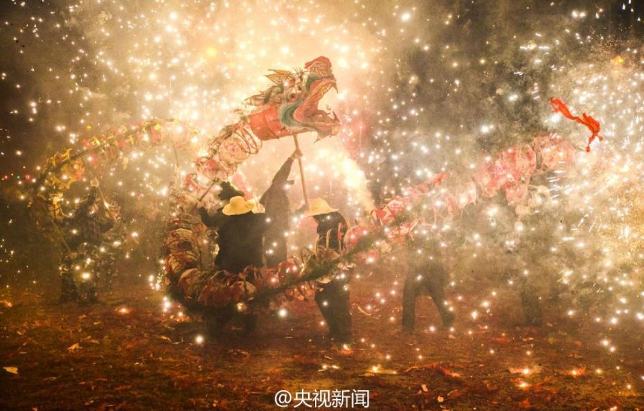 貴州上演“舞龍噓花” 場(chǎng)面炫酷似大片