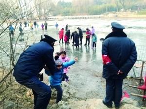 滑冰季縮水市民直呼不過癮偷上冰面保安忙勸退