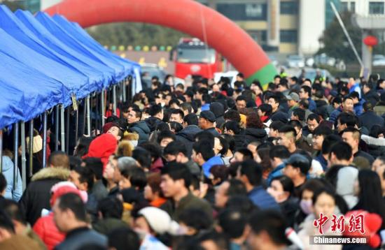 資料圖 春節過后,農民工忙就業,招聘會上人潮涌動。<a target='_blank' _fcksavedurl='http://www.chinanews.com/'></table>中新社</a>記者 翟羽佳 攝