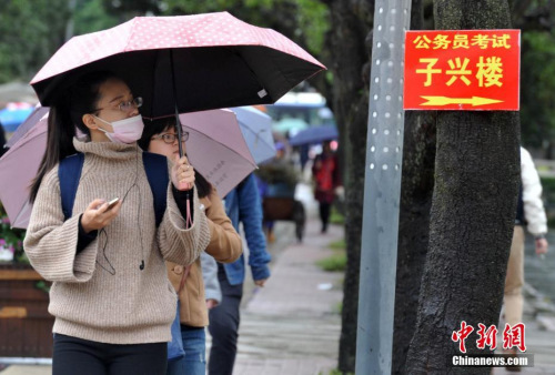 資料圖:2016年11月27日,11月27日,福州一公務(wù)員招考筆試考點,考生在尋找考場。張斌 攝