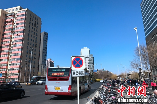 北京西直門大街附近的公交車站。<a target='_blank' _fcksavedurl='http://www.chinanews.com/' ></table>中新網</a> 種卿 攝
