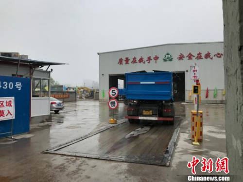 不時有卡車進出位于祁連山路430號的裝修垃圾分揀處置中心。 王子濤 攝