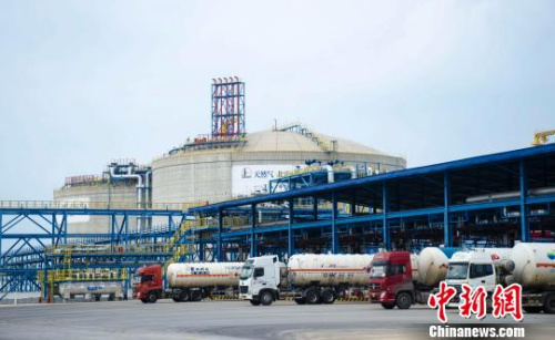 資料圖:圖為滿載液化天然氣(LNG)的槽罐車從工廠駛出。 翟李強 攝