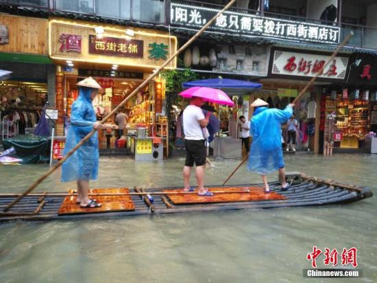 竹伐在陽朔街道內穿行。趙琳露 攝
