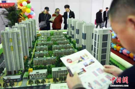 4月16日，遼寧省沈陽市，春季房交會現場，市民在沙盤前駐足。當天上午，由沈陽市人民政府主辦、沈陽市房產局承辦的2015沈陽春季房地產展示交易會拉開帷幕。據了解，本屆春季房交會共有96家房地產開發企業169個商品房項目參展，可銷售商品房源66803套，其中總參展房源數量的60%為90平方米以下的中小戶型商品房。在展會期間購房，在稅收、商業貸款和公積金貸款方面執行剛剛出臺的樓市新政，并實行購房補助政策。這是沈陽優惠力度最大的一屆房交會。孫昊聲 攝
