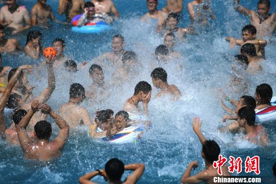 重慶氣溫飆升至近40℃市民高溫天氣水中納涼