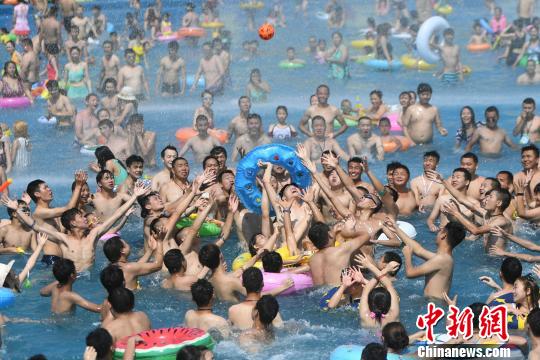 圖為市民水中玩游戲。　陳超　攝