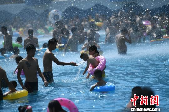 圖為市民水中玩耍。　陳超　攝