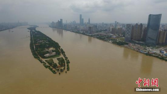 7月2日13時,湘江長沙站水位39.41米,超保證水位1.04米,超警戒水位3.41米,較12時上漲0.02米;瀏陽河朗梨站水位40.97米,超保證水位2.47米,超警戒水位4.97米,與12時持平;溈水寧鄉站水位40.83米,水勢較最高水位回落3.6米。圖為長沙橘子洲觀光臺被淹。<a target='_blank' _fcksavedurl='http://www.chinanews.com/'></table>中新社</a>記者 楊華峰 攝