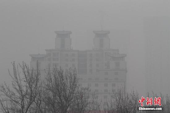 霧霾籠罩中的天津,一處高樓宛若空中樓閣。 中新社記者 張道正 攝