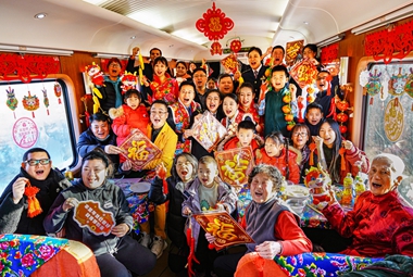1.姜守凱《歡歌笑語伴旅途》2024年2月7日臘月二十八，在沈陽開往廣州的z12次列車上，列車工作人員為旅客送上一場東北風味十足的“列車春晚”，旅客和列車工作人員互動，歡歌笑語伴旅途。_副本_副本.jpg